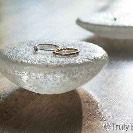 無色透明ガラスのアクセサリートレイ -「 KAZEの肌 」 ● 8cm