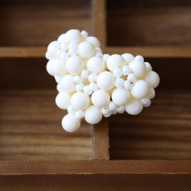 sold ぷっくりハート のブローチ　オフホワイト