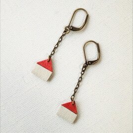 革の小さなおうちのピアス