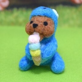 3段アイスをペロペロするブルーリザードコグマさん