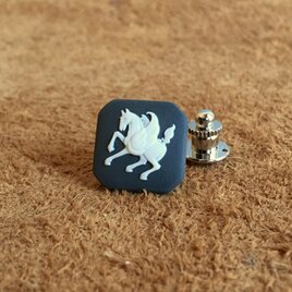 ペガサス タイタック／ラペルピン【ブラック×白】