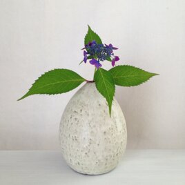 一輪挿し(黒荒土)白マットの画像