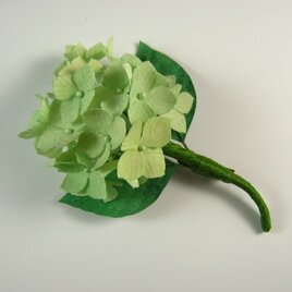 手染め布花  緑・グリーンのアジサイ(紫陽花)のコサージュの画像