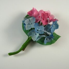 手染め布花 青いと赤いアジサイ(紫陽花)のコサージュの画像