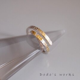 シルバーと金箔のオープンリングの画像