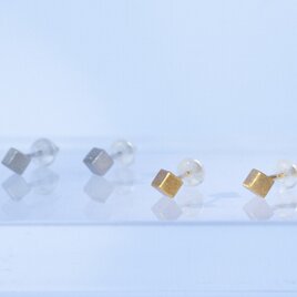 Single cube earrings (GOLD)の画像