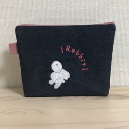 手刺繍のウサギのポーチの画像