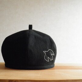 鳥さんの刺繍、ベレー帽　黒のコットンリネンの画像