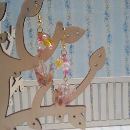 折り紙の鶴とガラスビーズのピアスの画像