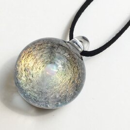 ゴールドガラスと宇宙の世界。ver1 ホワイトオパール入り ガラス ペンダント 宇宙