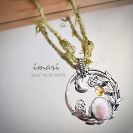 ある、、月夜のふくろうさん☆コンクシェルのペンダントトップ