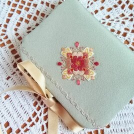 花クロスのアクセサリーポーチ  日本刺繍