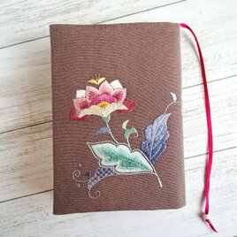 ブックカバー 唐花模様   日本刺繍 （クリアカバー付）の画像