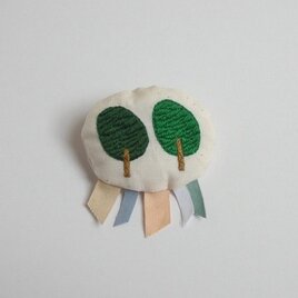 2本の木のブローチ