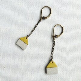 革の小さなおうちのピアス