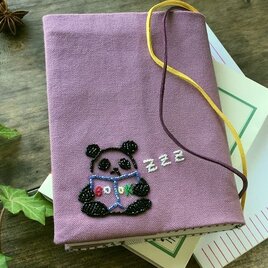 【SALE】ビーズ刺繍ブックカバー（読書パンダ/文庫本用）の画像