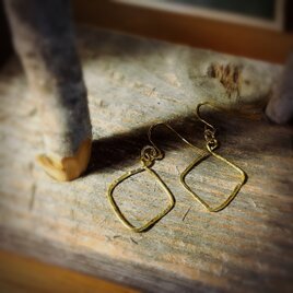 ゆらゆら揺れる ワイヤーピアス スクエア