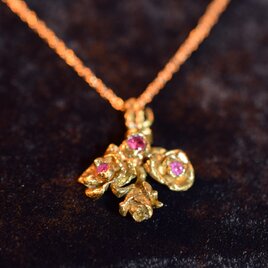 バラの花束のペンダント