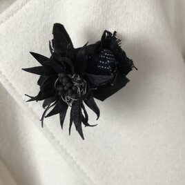 野摘みのブローチ　黒いトガリ花の画像