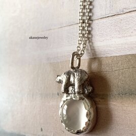 シロクマのムーンストーンネックレスの画像