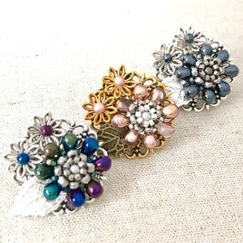 【母の日ギフトボックス入り】３色から選べるビーズフラワーのブローチ