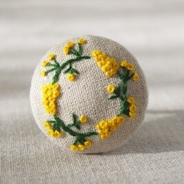 刺繍ブローチ（綿麻)ミモザのリース ヘアゴム可　の画像
