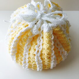 レモンカラーのレース編み巾着袋の画像