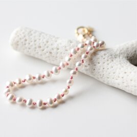 淡水パールとピンクシルクコードのブレスレット