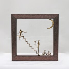 『階段をのぼる花束を持った紳士』 壁掛け／オブジェ（W6DB）