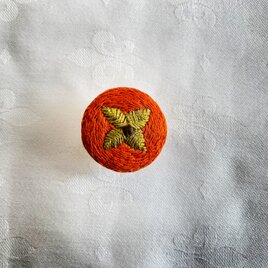 柿刺繍のブローチの画像