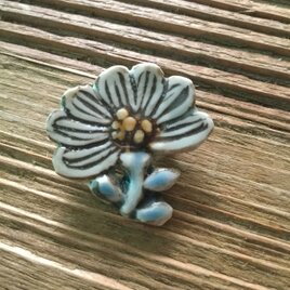 陶器で出来たお花のブローチ