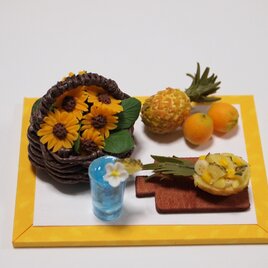 ひまわりの籠盛りとパイナップル