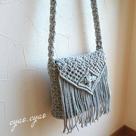 マクラメ編みのショルダーバッグ