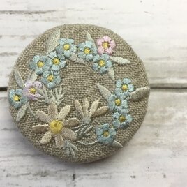 　マーガレットと忘れな草のリース　刺繍ブローチ　　ペールトーン　丸50ﾐﾘ