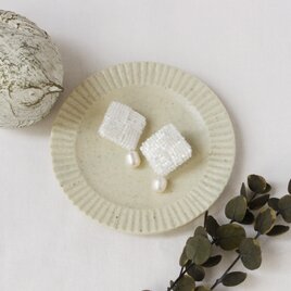 〈送料無料〉パールとビーズのひし形ピアス　ホワイト