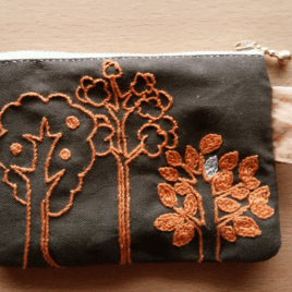 オレンジ色の木のポーチ