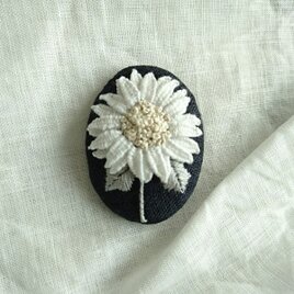 〈受注製作〉刺繍ブローチ white sun flowerの画像
