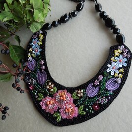 花柄刺繍のネックレスの画像