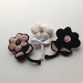 花の刺繍ブローチ（B）の画像