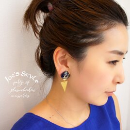 トライアングルチャームのリバティイヤリング