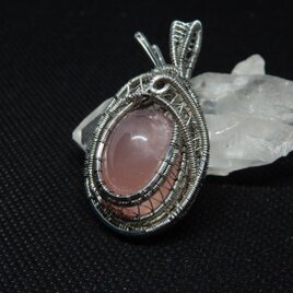 ディープローズクォーツのペンダント〜春の虹〜