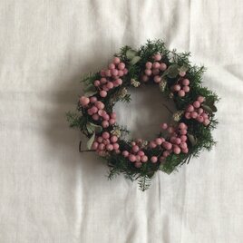 ペッパーベリーとヒムロスギの小さなリース