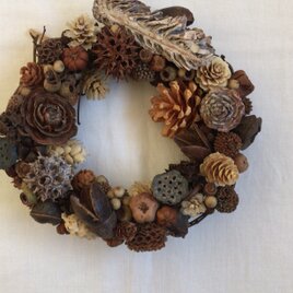 沢山の木の実を使ったリース