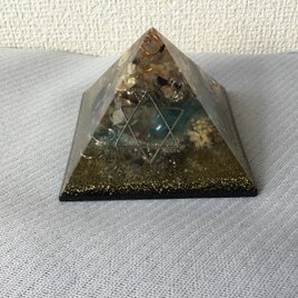 麻炭オルゴナイト ピラミッドの画像