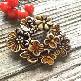 陶器で出来たリースブローチ（一点物）