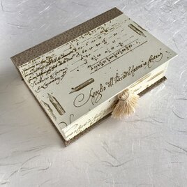 ハガキが入るサイズのブック型BOX（calligraphy gold)の画像