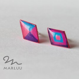 ポップな色合いがアクセント◆カラフルなひし形ピアス