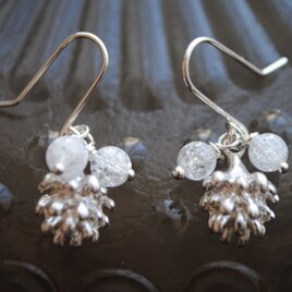 ひとひらの雪ピアス（ミニしろつめくさの花＆水晶）の画像