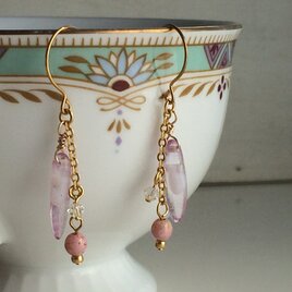 【送料無料】ハンドメイド*シンプルピアス*フックピアス　レディース　チェコダガー　キラキラ　揺れるピアス　ピンク系☆