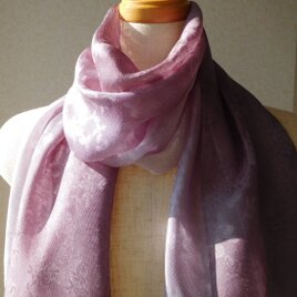 「色の変化するストール麴塵染め」本紗織シルク１００％小花柄　